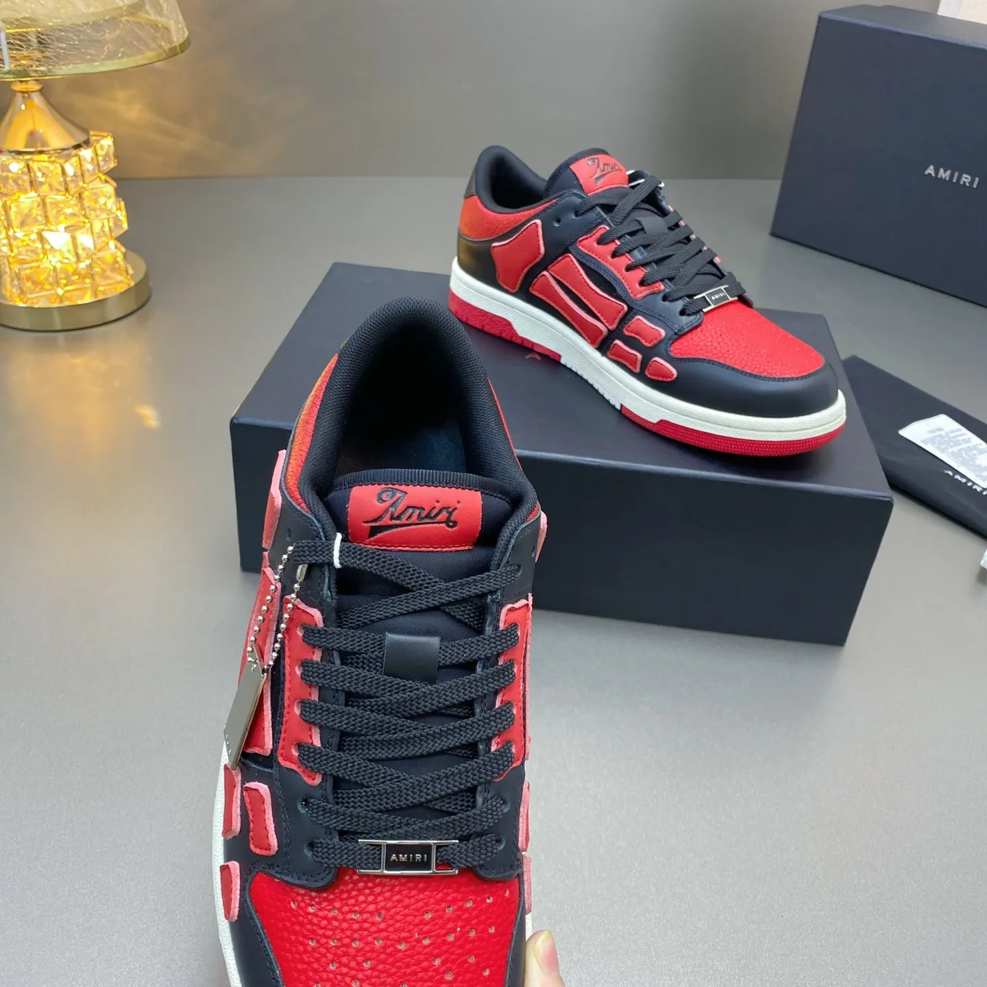 p580🐮🐮AMIRI Couple Style👑 The latest The Pacific Series Couple Style💀🦴Bone Stars Casual Sports Shoes Skateboard Shoes✔️ AMIRI's Pacific shoes are a sneaker that combines luxury and street style. Many celebrities and Internet celebrities have the same style. Its design and workmanship are very exquisite. Made of high-grade cow leather, soft to the touch and highly durable. 💎Fabrics: Original custom imported first-layer cowhide 💎Inner lining: Original customized breathable mesh 💎Foot: Original injection molded one-piece, comfortable, wear-resistant and not tiring for feet 💎Outsole: Original 1:1 molded three-color sole Original outsole 💎Sole thickness: 3CM 💎Size: Female 35-40 Male 39-46 💎Price; Top version 👑Special remarks Remark: (Female size 34 40 . Men's sizes 38 45 46 are customized and cannot be returned or exchanged. Please note when ordering! Thank you🤝🤝